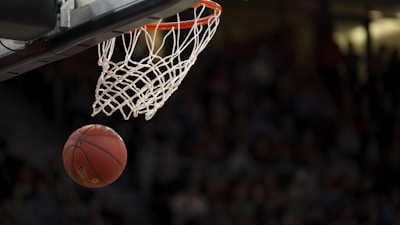 NBA篮球赛事激烈对抗直播镜头